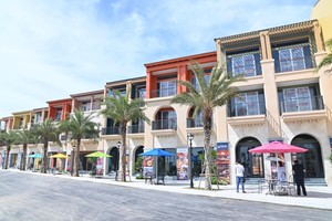 Dãy shophouse khu biển chuẩn bị được vận hành.