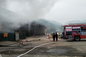 Ngọn lửa bốc lên trong kho tạm rộng gần 150m2, bên trong chứa gần 10 tấn hàng hóa tiêu dùng chờ làm thủ tục hải quan.