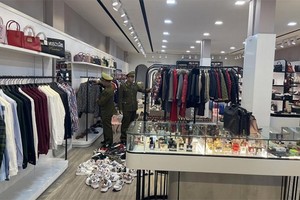 Đội Quản lý thị trường số 1 phát hiện lô hàng hiệu có giá trị hơn 1,5 tỷ đồng không rõ nguồn gốc xuất xứ.