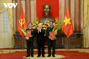 Thăng quân hàm từ Trung tướng lên Thượng tướng cho Thứ trưởng Bộ Quốc phòng Nguyễn Tân Cương và Thứ trưởng Võ Minh Lương.