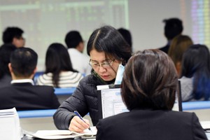 Ngày nay, nhà đầu tư chứng khoán cơ sở cũng cần quan sát... thị trường chứng khoán phái sinh và chứng quyền. Ảnh: Dũng Minh.