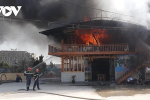 Các lực lượng chức năng triển khai phương án chữa cháy.