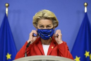 Chủ tịch Ủy ban châu Âu Ursula Von der Leyen đeo khẩu trang ngừa Covid-19. Ảnh: Euractive.