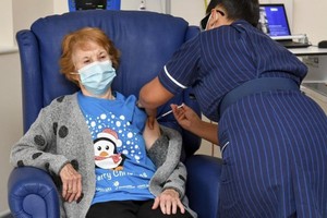 Các nước đang đẩy mạnh chiến dịch tiêm vaccine ngừa Covid-19. Ảnh: The Guardian.