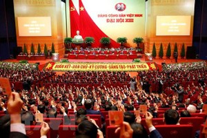 Các đại biểu biểu quyết thông qua Chương trình làm việc của Đại hội. (Ảnh: TTXVN).