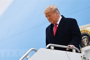 Ông Donald Trump khi còn là Tổng thống Mỹ rời chuyên cơ Không lực 1 tại Harlingen, bang Texas ngày 12/1/2021. (Ảnh: AFP/TTXVN).