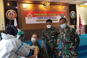 Indonesia tiêm chủng vaccine Covid-19 cho sĩ quan quân đội (Nguồn : tni.mil.id).