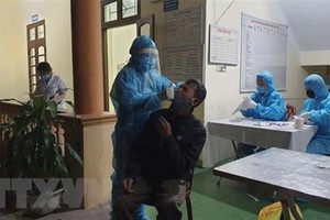 Lấy mẫu xét nghiệm SARS-CoV2 tại thành phố Uông Bí, Quảng Ninh. (Ảnh: TTXVN phát).