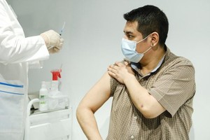 Tiêm vắcxin cho người dân ở thủ đô Moskva. (Ảnh: THX/TTXVN).