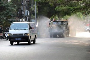 Phun khử trùng trên các tuyến phố của Hải Phòng. (Ảnh: Hoàng Ngọc/TTXVN).