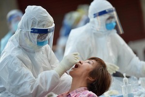 Nhân viên y tế lấy mẫu xét nghiệm COVId-19 tại tỉnh Samut Sakhon, Thái Lan. (Ảnh: THX/TTXVN).