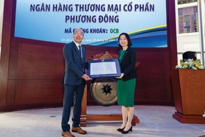 Chủ tịch HĐQT OCB ông Trịnh Văn Tuấn nhận quyết định niêm yết cổ phiếu trên HOSE.