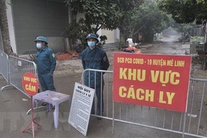 Lực lượng chức năng lập chốt tại khu vực có ca nghi nhiễm. (Ảnh: Phạm Hùng/TTXVN).