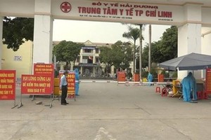 Bệnh viện dã chiến đầu tiên đặt tại Trung tâm y tế thành phố Chí Linh, tính đến trưa 30/1 đã tiếp nhận 120 bệnh nhân COVID-19. (Ảnh: Mạnh Minh/TTXVN).