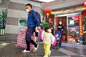 Người dân Hong Kong mua sắm chuẩn bị đón tết Tân Sửu. (Nguồn 163.).