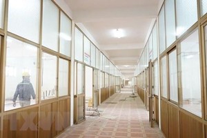 Dãy nhà 3 tầng Trung tâm thực hành thực nghiệm - Trường Đại học Sao Đỏ (thành phố Chí Linh) có một số hạng mục xuống cấp đang được cải tạo, sửa chữa để đáp ứng tiêu chuẩn của một cơ sở điều trị bệnh nhân COVID-19. (Ảnh: TTXVN phát).