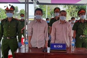 Hai bị cáo tại phiên tòa.