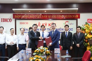 Ông Đặng Chính Trung, Tổng giám đốc IDICO và ông Bolat Duisenov - Chủ tịch HĐQT Coteccons ký vào biên bản hợp tác chiến lược.