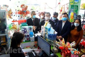 Chủ tịch Ủy ban nhân dân thành phố Hà Nội Chu Ngọc Anh kiểm tra công tác phòng, chống COVID-19. (Ảnh: PV/Vietnam+).