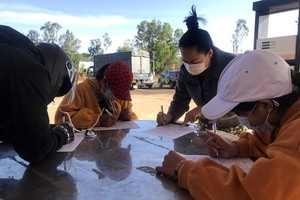 Khai báo y tế tại chốt kiểm soát dịch COVID-19. (Ảnh: Khoa Chương/TTXVN).