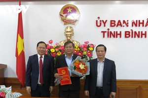 Ông Trần Văn Phúc (giữa) nhận Quyết định bổ nhiệm từ lãnh đạo tỉnh Bình Định.
