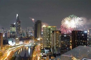 Thành phố Hồ Chí Minh bắn pháo hoa dịp Tết dương lịch 2021. (Ảnh: Thanh Vũ/TTXVN).