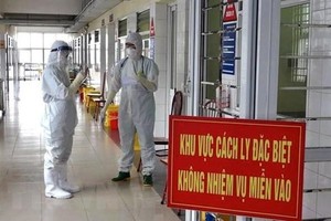 Ngày 30 Tết, các bác sỹ làm việc tại khu vực cách ly đặc biệt ở Quảng Ninh. (Nguồn: TTXVN phát).