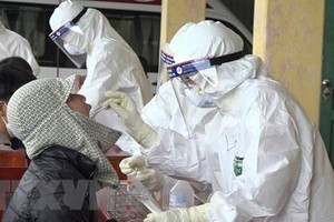 Lấy mẫu xét nghiệm tại phường Hiến Thành, thị xã Kinh Môn, tỉnh Hải Dương. (Ảnh: Mạnh Minh/TTXVN).