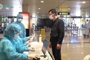 Khai báo y tế lấy mẫu ngẫu nhiên hành khách từ 3 sân bay quốc nội.