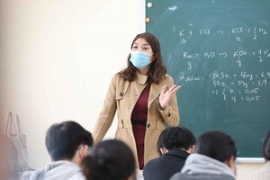 Học sinh, giáo viên Hà Nội đeo khẩu trang lên lớp để phòng, chống dịch COVID-19. (Ảnh: TTXVN).