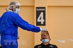 Nhân viên y tế lấy mẫu xét nghiệm COVID-19 cho người dân tại Petaling Jaya, Malaysia, ngày 18/1/2021. (Ảnh: THX/TTXVN).