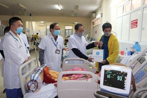 1.300 suất quà đã được trao tận tay đến những bệnh nhân có bảo bảo hiểm y tế có hoàn cảnh khó khăn trong dịp Tết Tân Sửu 2021