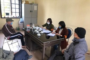 Hai trường hợp đi câu cá giữa lúc dịch Covid-19 còn nhiều phức tạp bị lập biên bản, xử phạt vi phạm hành chính trong ngày 17/2 (Ảnh: UBND phường Hải Tân).