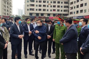 Chủ tịch UBND TP Hà Nội Chu Ngọc Anh kiểm tra công tác phòng chống dịch bệnh tại quận Hoàng Mai.