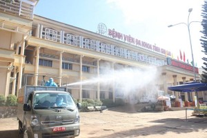 Lực lượng quân đội Quân đoàn 3 khử khuẩn tại các điểm dịch trên địa bàn tỉnh Gia Lai. (Ảnh: TTXVN phát).