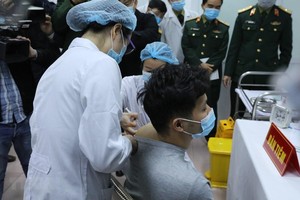 Mũi tiêm vắcxin Nano Covax ngừa COVID-19 đầu tiên trên người tình nguyện tại Việt Nam. (Ảnh: Minh Quyết/TTXVN)