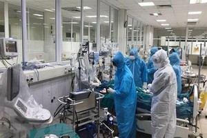 Tích cực điều trị cho một ca bệnh COVID-19. (Ảnh: TTXVN phát).