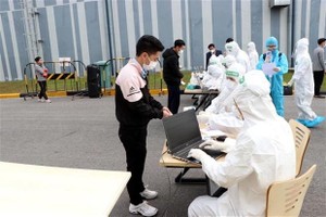 Công nhân Công ty Best Pacific thuộc Khu công nghiệp Lương Điền-Cẩm Điền, huyện Cẩm Giàng làm thủ tục trước khi lấy mẫu xét nghiệm. (Ảnh: Mạnh Tú/TTXVN).