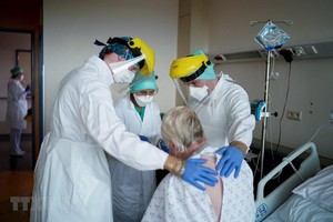 Nhân viên y tế chăm sóc bệnh nhân COVID-19 tại bệnh viện ở Brussels, Bỉ. (Ảnh: AFP/TTXVN).