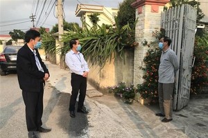 Cán bộ tuyên truyền phòng dịch tại xóm 7 thôn Ngọc Hòa, xã Vĩnh Hòa, Ninh Giang, Hải Dương. (Ảnh: Tiến Vĩnh/TTXVN).