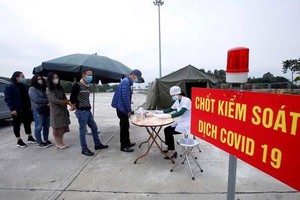 Một chốt kiểm soát phòng dịch COVID-19. (Ảnh: Phạm Kiên/TTXVN).