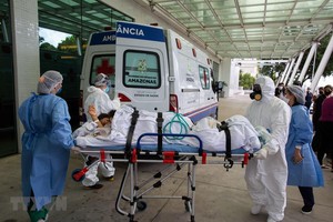 Nhân viên y tế chuyển bệnh nhân COVID-19 tới bệnh viện tại Manaus, bang Amazon, Brazil ngày 14/1/2021. (Ảnh: AFP/TTXVN).