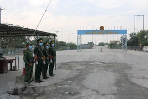 Lực lượng biên phòng tại cửa khẩu Dinh Bà. (Ảnh: Chương Đài/TTXVN).