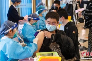 Các trường đại học ở Bắc Kinh tiêm vaccine Covid-19 cho sinh viên. Ảnh: Chinanews.