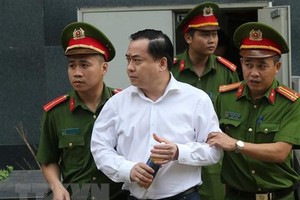 Cảnh sát dẫn giải bị cáo bị cáo Phan Văn Anh Vũ (sinh năm 1975, Chủ tịch Hội đồng quản trị Công ty cổ phần Xây dựng 79, Công ty cổ phần Bắc Nam 79) về trại giam. (Ảnh: Doãn Tấn/TTXVN).