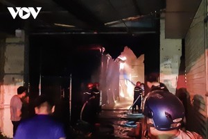 Vụ cháy xảy ra tại các ki ốt chứa nhiều quần áo nên lửa nhanh chóng lan rộng.