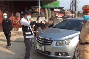 Tài xế vi phạm giao thông bị cảnh sát giao thông xử lý. (Nguồn: VOV).