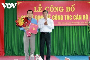 Ông Đồng Văn Thanh- Phó Bí thư Tỉnh ủy, Chủ tịch UBND tỉnh Hậu Giang trao Quyết định cho ông Lê Công Khanh.