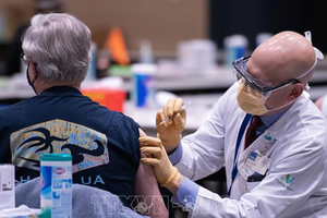 Tiêm vaccine ngừa COVID-19 cho người dân tại Seattle, bang Washington, Mỹ. Ảnh: AFP/TTXVN.