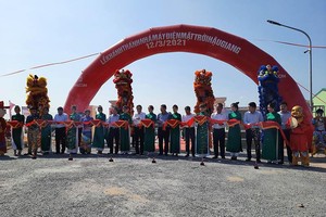 Đại biểu thực hiện nghi thức cắt băng khánh thành Nhà máy Điện mặt trời Hậu Giang.